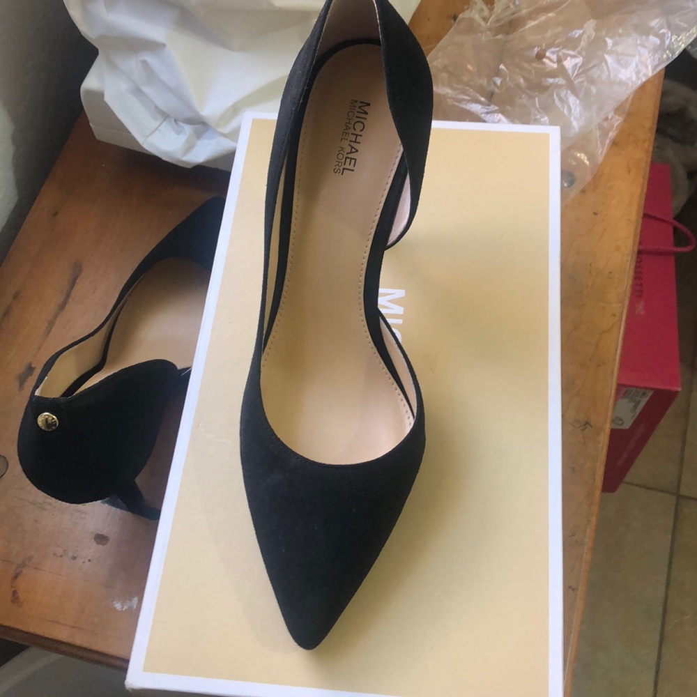 Michael Kors black pumps